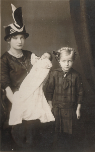 Oma Mutter + Schwester Wally 1915